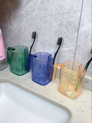 姐妹们,这款轻奢透明的漱口杯你见过吗?高颜值漱口杯,自带牙刷收纳仓,这样就不会存水在杯内,真是干净卫生又美观#洗漱杯#漱口杯 #方便又实用