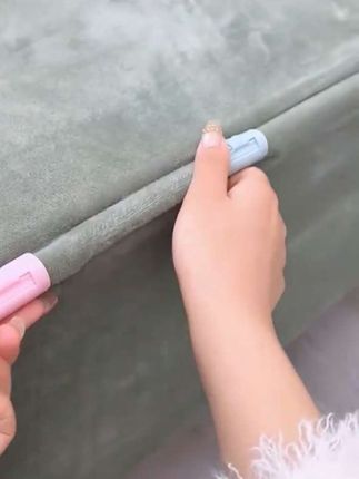 你把这个小玩意扣在床单上,无论你怎么折腾床单都不会乱跑了#床单固定器#床上好物推荐生活好帮手