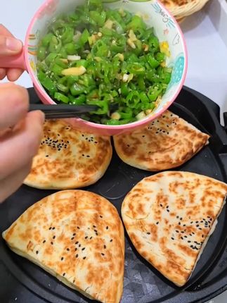 #陕西大荔月牙烧饼 随便夹点菜都非常好吃,就是老家的味道。@DOU+小助手 @DOU+好生意 @okok