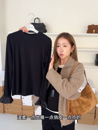 淑女又优雅的一款打底衫 荷叶边袖口有设计感 秋冬搭配外套有亮点 单穿叠穿都可以#秋冬内搭 #小众设计感 #修身显瘦