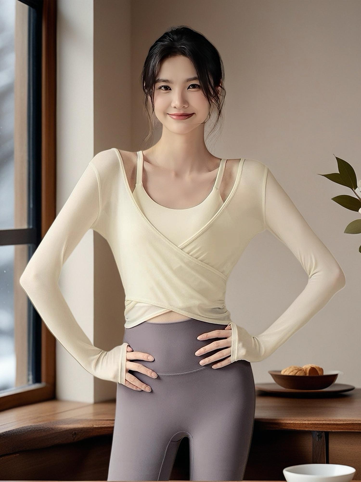 运动也要仙气飘飘!这套瑜伽服美进心坎里。秋冬必入这款仙气网纱瑜伽两件套 外层朦胧网纱 若隐若现温柔又撩人 内里紧身设计 透气弹力不束缚 普拉提瑜伽都能穿 出汗也不贴身 💫百元拿下专柜品质 做健身房最美风景线 #瑜伽运动装 #普拉提穿搭