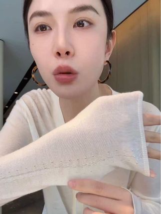 非常温柔优雅的一款小蕾丝开衫,直筒的微微宽松的 更松弛、更舒适。面料有弹性#洋气又百搭 #优雅知性 #随性
