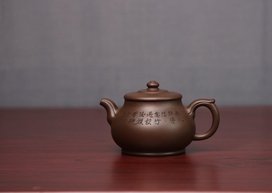 大拍级陶手姚婷作品(逢君)·大拍级陶手姚婷作品(逢君)·2022年香港皇庭紫韵天成拍卖同款壶,国家级助理工艺美术师姚婷老师,薄胎工艺,原矿老紫泥,手工精制精刻唐寅【骑犊归来图】,容量370cc