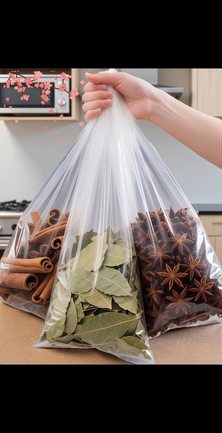 今天只要八块九,就给大家发三罐,一罐八角,一罐香叶,一罐桂皮,平时咱们炖个肉煲个汤,那真的是去腥又提鲜。三种香料都是独立罐装的,密封性也好,可以长期存放,不发霉的#超便宜超划算 #调料#香叶八角桂皮#好物推荐🔥#好吃不贵经济实惠