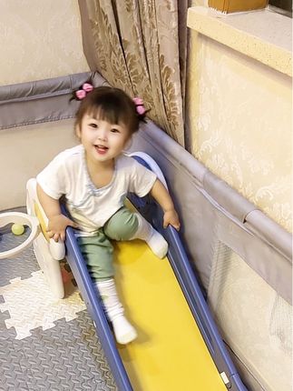 自从有了这个滑滑梯,每天在家里都可以滑滑梯自由啦#精力旺盛的宝宝 #记录宝宝的日常 #记录你的点点滴滴 #滑滑梯真好玩