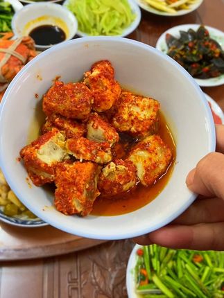 自然发酵的豆腐乳,不用任何高科技,这样发酵出来的豆腐乳软糯鲜香,裹上家里的辣椒粉,淋上菜籽油,好吃下饭#农村传统美食 #家的味道 #纯手工制作美食