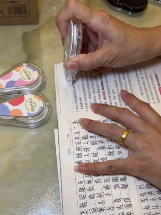 当了九年陪读妈妈,发这个新品修正带,很多学霸都在用,被儿子夸了我孩子把它叫做隐形修正带,这颜色太完美了,顺滑,不卡带,不断带,大容量都可以用一个学期了#文具安利 #修正带 #开学必备