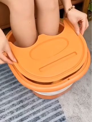手脚冰凉的姐妹,这个折叠泡脚桶真的要冲! 底部自带按摩颗粒,泡着脚就能享受足底按摩,舒服又解压;盖上盖子能牢牢锁住水温,不用总添热水;容量也够大,不光能泡脚,偶尔洗个小件衣服也很方便。关键是它结实耐用,用完折叠起来塞在角落,一点不占地方,小户型也能轻松放。#实用小技巧 #折叠泡脚桶 #泡脚桶 #居家好物