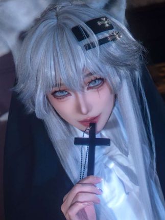 给我一面铁门我也拍上几组动作。 这一组是手机拍的所以有点暗。尝试一下这样剪视频。 是修女拉普兰德私设。 #明日方舟 #明日方舟无忧梦呓 #开学我又有招了 #二次元开学季 #cos拍出电影感