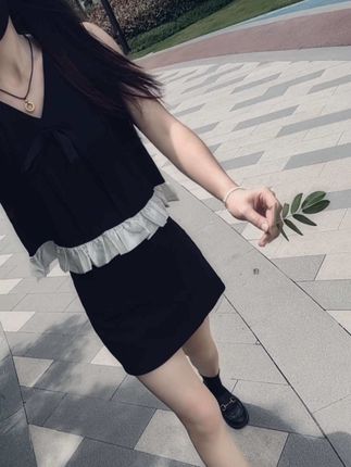 “闹什么情绪呢,赚钱,养气质,瘦身,哪样不够你忙的,人生何所求,暴富和自由!”#显高显瘦 #高级感穿搭 #夏季穿搭