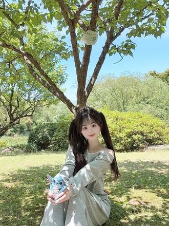 你送了我一棵树🌲 这条视频的女主角是@三岁baob🍰 ,她是我在sk团播的小偶像,在我们相识的180天,送了我一棵树,是一棵梅树,在西湖边。我一定会去看看它的,会坐在树荫下再看一遍你为我拍的这个vlog。谢谢你为我在你的城市留下了一个角落,谢谢你对我的用心,原来素未谋面的两个人,隔着屏幕也能有这样的情份,我珍重。
谢谢你三岁,我很喜欢
#sk #sk三岁 #团播