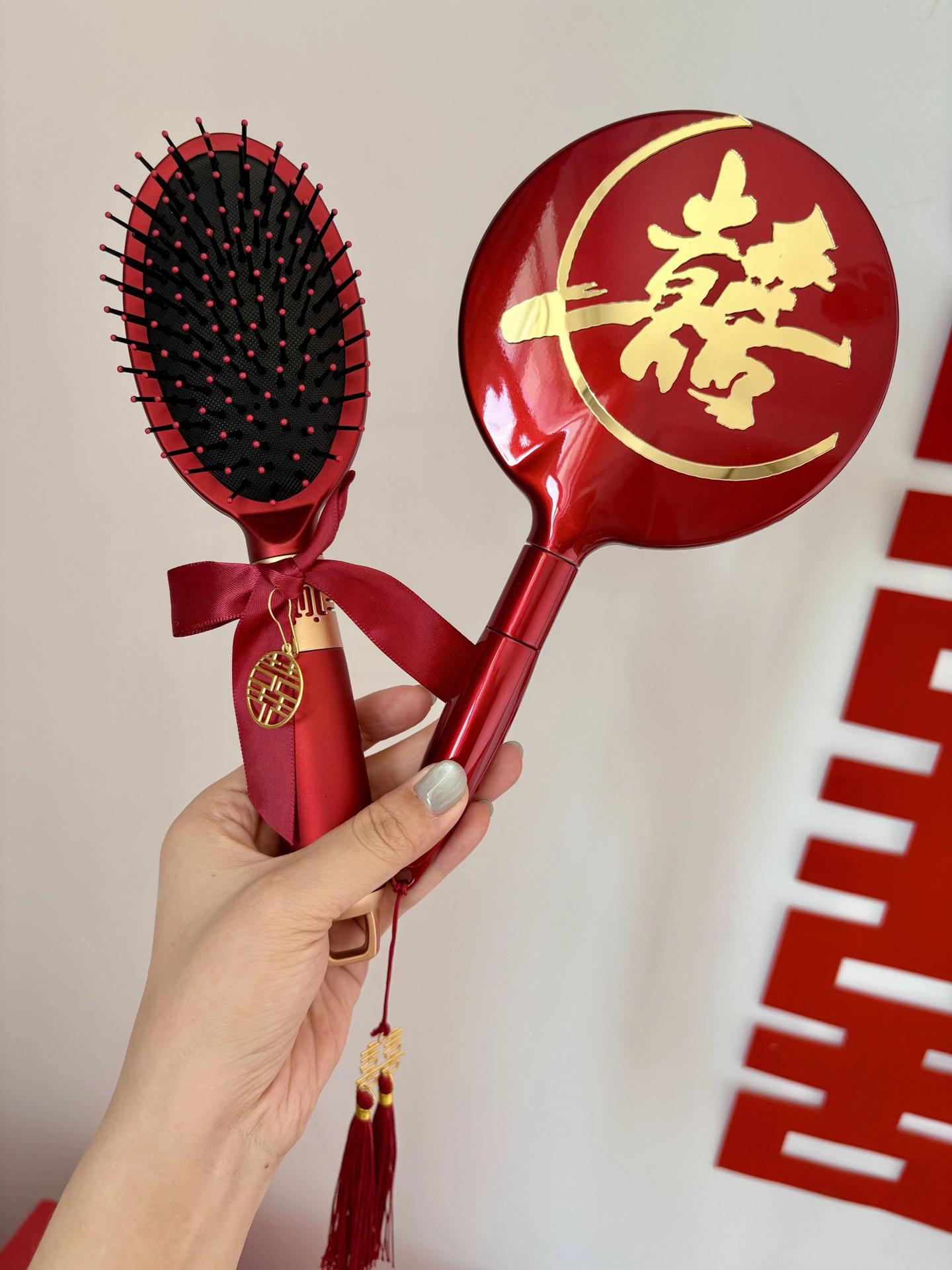 好喜欢妈妈准备的喜梳和镜子!颜值太高啦!还是气垫梳和手持镜,使用率超高!#备婚日常 #备婚好物分享 #陪嫁用品