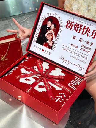 闺闺说:这不仅是一条百喜毛毯 更是她愿我俩爱意长存 被幸福包围一“被”子的祝福♥️#百喜毯 #新婚礼物 #备婚清单 #新婚礼物diy #送闺蜜的新婚礼物