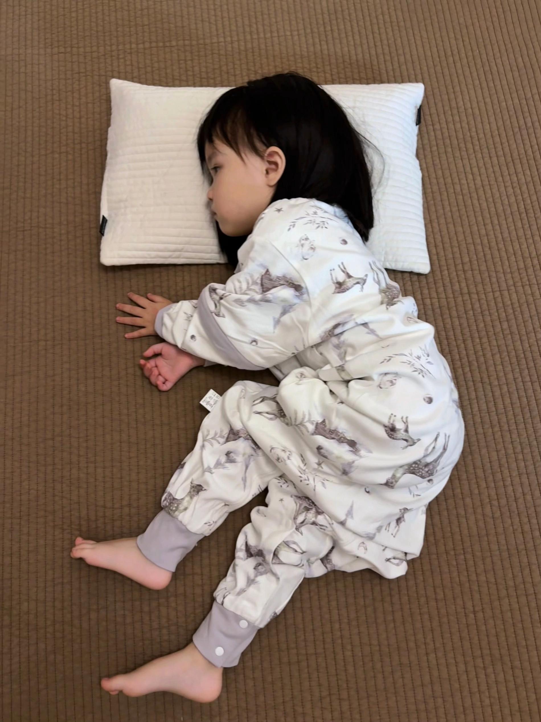 用春春养大的孩子 如今已经有了小大人的模样 在我眼里你永远闪闪发光 即便生活被一地鸡毛填满 但依然觉得你值得~#我的女孩#宝妈情感共鸣 #儿童家居服#这首歌唱出了多少人的心声