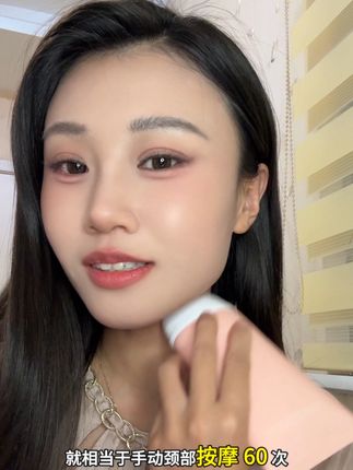 别光顾着天天只弄脸了,脖子上要是有条条杠杠是真的很显老!抗老保养一定要趁早!#天鹅颈 #精致女人必备#颈霜