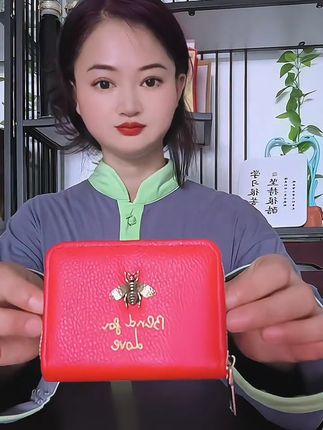 找了好久才找到这个好东西,就是这个软皮卡包,再也不用担心家里的各种证件找不到了,身份证、银行卡、社保卡都能轻松收纳,还有多个卡位可以选,防消磁、防盗刷的。#多色可选#自用好物推荐