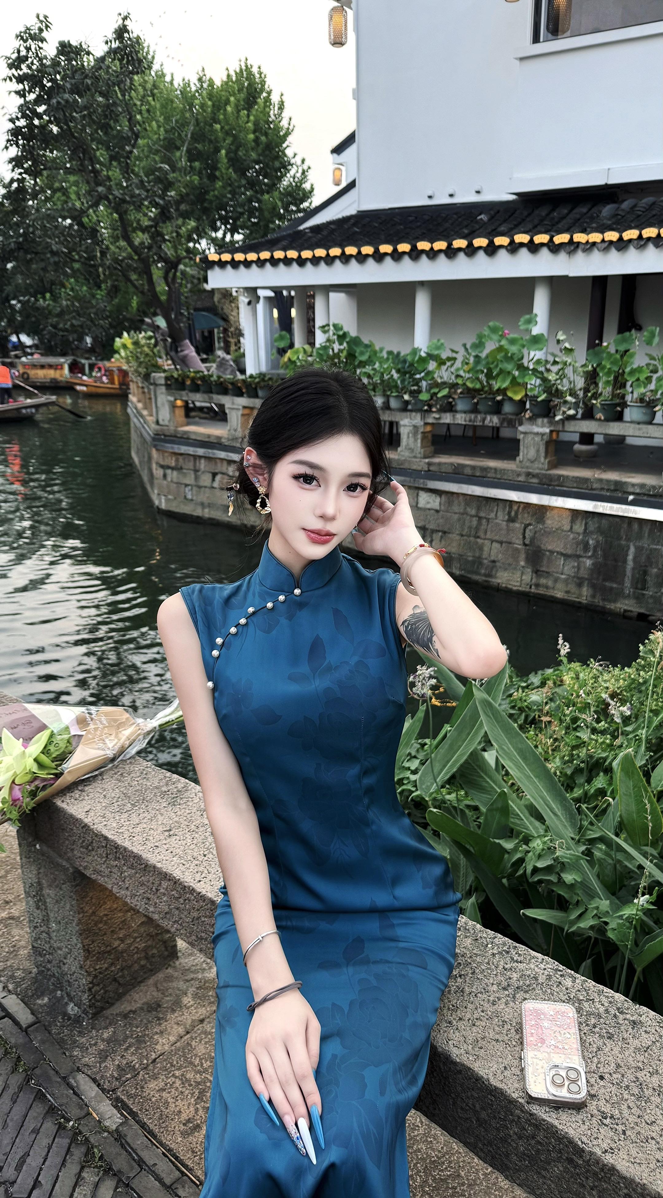 满园春色美如霞 酿得芳菲入新茶#旗袍 #苏州