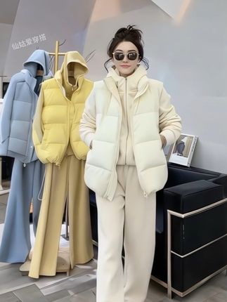 姐妹们!被这套秋冬套装拿捏住了!休闲又时髦,穿上直接美到心坎里~  米白温柔治愈,鹅黄活力吸睛,三件套(卫衣+阔腿裤+棉马甲)轻松搭出高级感,日常出街、闺蜜约会都超有范儿~  这种舒服又时髦的穿搭,谁能不爱啊~#秋冬穿搭 #时尚套装#早秋通勤出游穿搭一起拿捏#早秋叠穿万能公式来了
