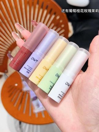 秋冬嘴巴干燥起皮?这支TWG虾青素护唇膏真的好用!淡淡桂花香与茉莉清茶味,润而不油。睡前厚涂,第二天轻松去角质,小小一支,随身补涂超方便。#护唇膏 #护唇膏推荐 #女生必备 #唇部护理 #超便宜超划算
