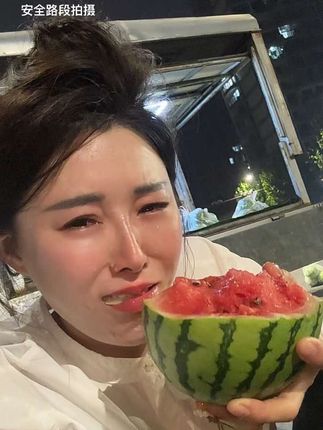 一个情子困住一个人,一个爱字困住一颗心,爱上一个不能在一起的人。就注定要饱受相思的折磨,这种刺骨的痛只有深陷其中的人才能体会得到。感情不伤人,伤的都是重感情的人,用心没有错,错的是没有遇到懂你的人,恨由爱而生。靡靡之中,注定不能一帆风顺,还要强求。#恨由爱而生#说不出的心酸