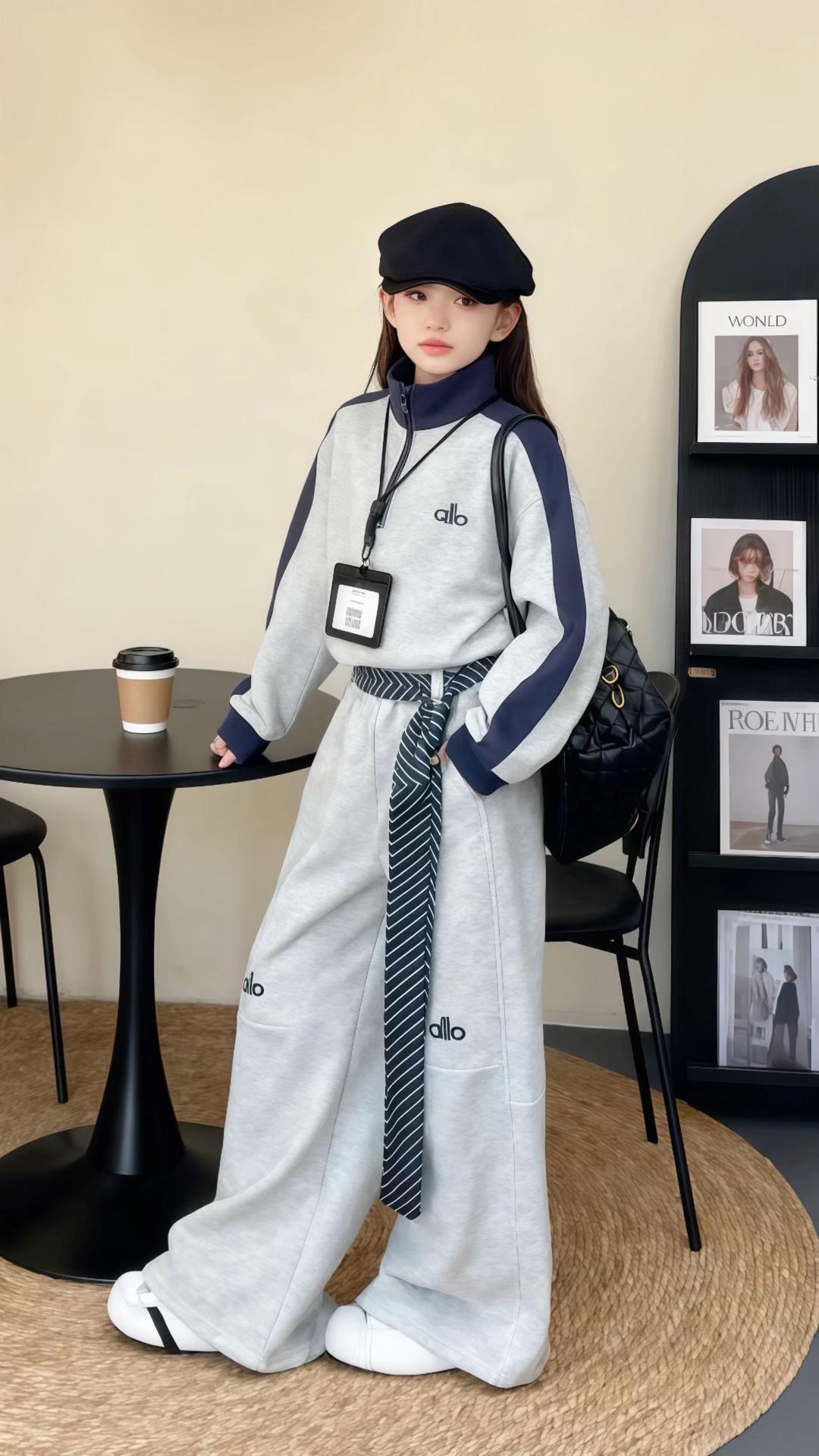 😍 女宝美式复古风套装!太好看了💥。✨穿上身想焊在女儿身上不脱! ✅上衣半拉链立领,休闲又有范儿,裤子宽松阔腿,活动起来贼方便~ 💯面料柔软亲肤,孩子穿着舒服得不行,日常上学、出门玩耍都能穿,轻松穿出时尚感,宝妈们闭眼冲就对啦👏 #高品质童装 #女童套装 #女童穿搭 #被秋日氛围感穿搭拿捏了 #初秋一周穿搭不重样 @抖加🔥上热门🔥dou+🔥热点宝