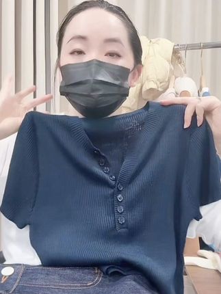 米蓝家名殿!气质显瘦~高级藏青剪刀领夏季柔软舒适短袖衫3070 #爆款短袖 #面料柔软舒适 #气质减龄穿搭 #谁穿谁好看 #她家衣服真好看质量好还不贵 @抖加🔥上热门🔥dou+🔥热点宝 @DOU+小助手