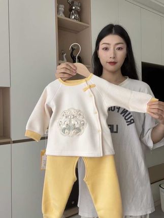 这款婴儿服也太软糯了吧,暗扣设计,方便穿脱,内里加绒,保暖又亲肤,袖口和裤脚都是松紧收口的,防止宝宝着凉#我要上热门 #宝宝内衣套装 #婴幼儿服饰 #母婴好物#婴儿加绒保暖套装