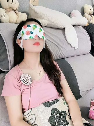 平时喜欢熬夜刷手机 玩电脑的家人们赶紧来薅#袋鼠医生家这个蒸汽眼罩 的羊毛,睡前戴上它,就好像给眼睛做个SPA真的好舒服!#蒸汽眼罩 #眼罩 #熬夜党救星 #自用好物推荐
