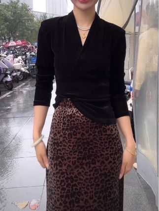 黑色金丝绒长袖女春秋欧货漂亮小衫深V领露锁骨t恤修身打底上衣#时尚气质百搭 #修身显瘦 #高级感穿搭 #面料柔软舒适 #谁穿谁好看@DOU+小助手