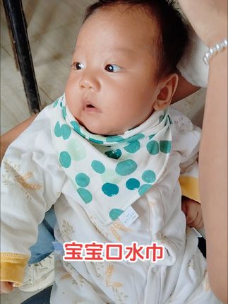 宝宝口水巾,柔软舒适。