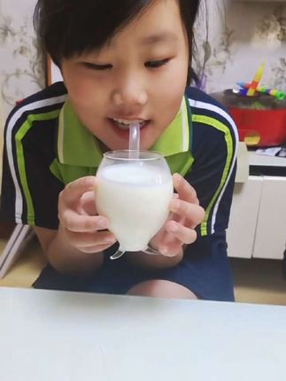 上学期的孩子,可以多给他喝添加了神经酸和高钙的奶粉。#儿童奶粉 #哈德爱因斯坦 #奶粉 #学生奶粉 #适合孩子喝的牛奶