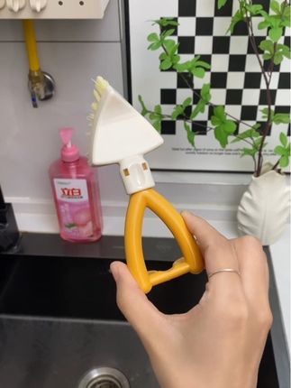 有了这个三角的清洁刷,各种边边角角都能轻松刷的很干净!#清洁刷#清洁神器