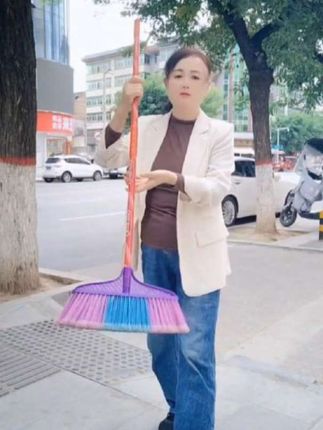 家人们, 快来瞧一瞧, 个位数就能把这把超好用的扫把带回家, 真的太划算了!#好物分享🔥 #家用扫把#硬毛水扫把