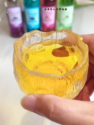 当一个女人经常喝酒的时候,她喝的一定不是酒,她喝的是心痛,喝的是委屈,因为她一个人知道,只有喝醉了,才不会那么心痛#心酸 #微醺时刻 #小酒解心宽 #深夜的酒 #好喝不贵