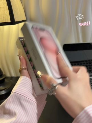 这个卡通小公仔手机壳,真的爱了,关键支架还带隐藏小镜子#手机壳#创意手机壳 #这个手机壳真的长在我心巴上了
