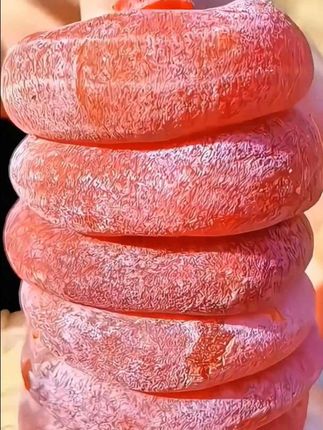 【到手一斤】广西霜降流心吊柿饼果肉饱满香甜可口老少皆宜小零食 #上热门 #东阿阿胶金秋送好礼 #团圆搭子选伊利 #广西流心柿饼#流心柿饼 一口爆浆的流心柿饼,精选霜降后软熟柿饼,撕开薄韧柿皮,琥珀流心顺势流淌。入口先是果肉的绵密,再是溏心的丝滑,甜而不腻带着淡淡柿香。独立包装锁鲜,办公解馋、居家茶歇都适配,喜欢吃的趁现在价格实惠赶紧抢!@天伦之乐 @石哥好物A14380 @🙏💗🎊💗吃货大佬🙏💗🎊💗
