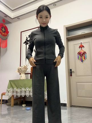 超显瘦的套装,整体穿起来很舒服弹性也很大