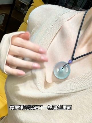 生活中需要惊喜和仪式感,美艳动人平安扣怎么不让人喜欢呢#翡翠珠宝 #翡翠挂件 #玉器 #高端珠宝 #穿搭