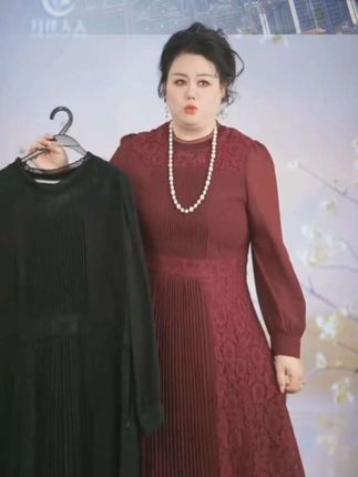 月伴夫人 2025春季新款大码百褶蕾丝设计感收腰气质连衣裙3615#优雅气质 #气质显瘦穿搭 #女神穿搭 #谁穿谁漂亮@DOU+小助手
