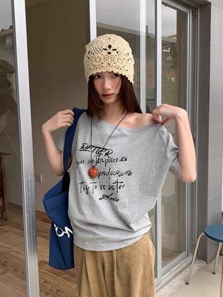 戈缕斜肩字母印花短袖T恤女夏季新款辣妹百搭宽松露肩设计感上衣#夏季新款 #辣妹穿搭 #宽松版型 #小众设计感 #露肩上衣