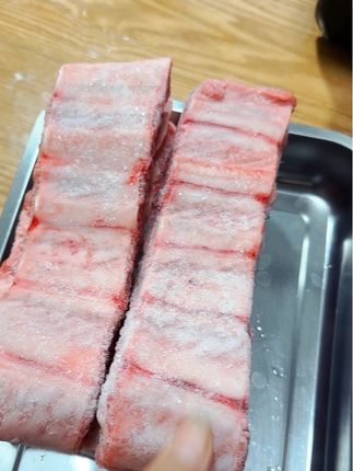 姐妹们这个是精选精品黑猪肋排,源自天然散养黑猪,肉质紧实鲜美,无论是红烧,煲汤都嘎嘎好吃#强烈推荐 #太香啦 #黑猪肋排