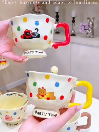 #陶瓷马克杯 宝子们,秋天不得不多喝水,这个杯子太戳我了,奶乎乎的上面还有可爱小狗图案,把手还是麻花状的,拿在手里特别有质感。用它装水我一天能多喝好几杯送朋友也老合适了#种草 #陶瓷碗 #杯子控