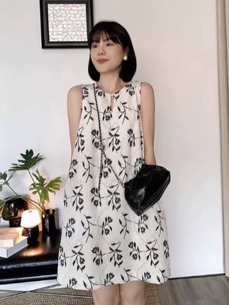 刺绣花朵圆领连衣裙#孕妇穿搭日常 #孕妇穿搭 #孕期穿搭 #最美孕妇 #孕妇装