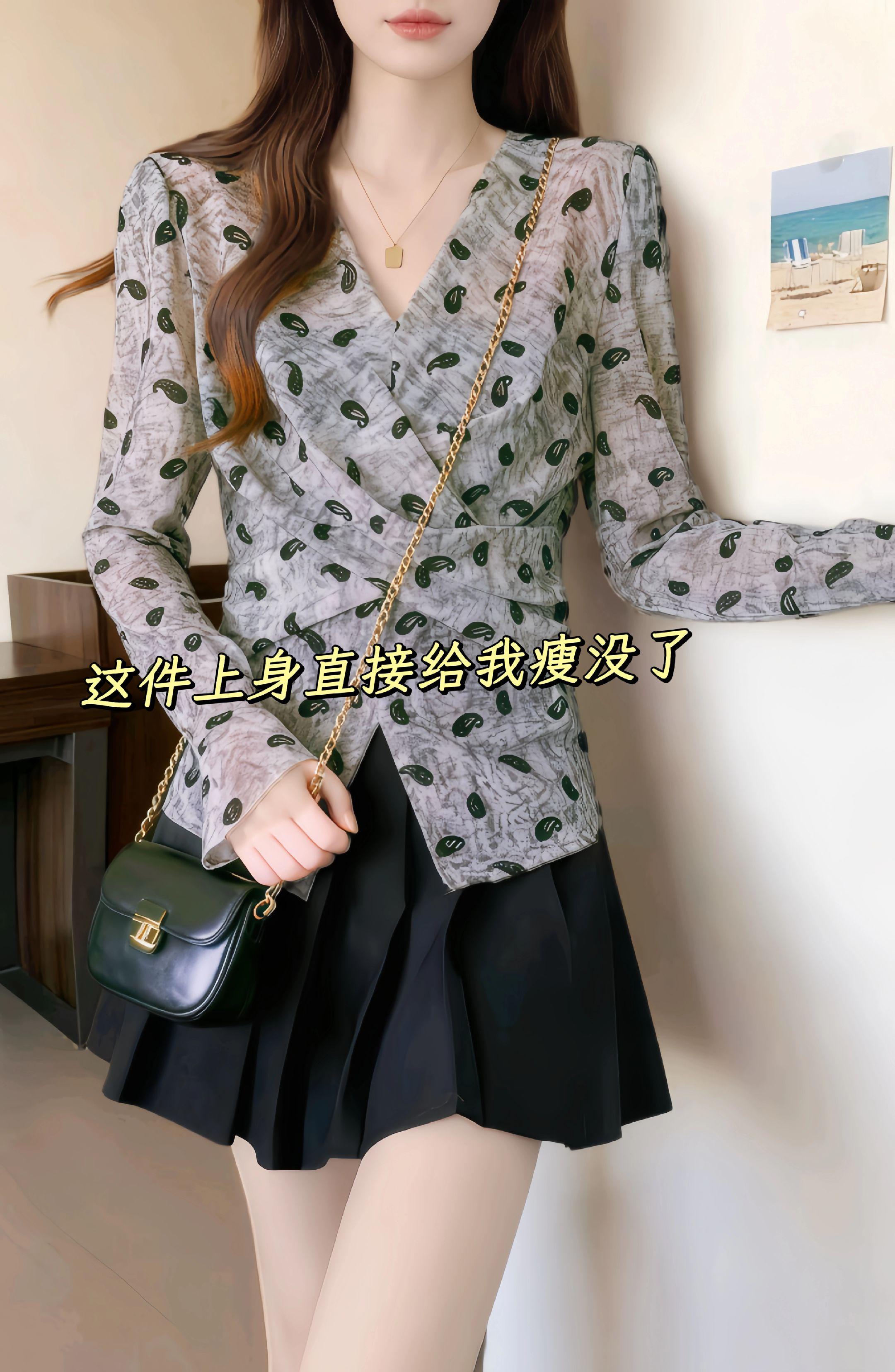 ❤️设计感收腰显瘦上衣。把秋日的温柔,穿在身上。软糯面料贴肤不闷,收腰修身剪裁包容身形,显瘦却不紧绷。领口交叉设计自带法式慵懒,随随便便搭条半身裙或者裤子,就能穿出松弛氛围。光线里的细腻肌理、恰到好处的长度,让基础款跳出平庸,日常穿也能自带「精致不费力」的高级感。#减龄显瘦穿搭 #通勤搭配 #大码女装 #面料柔软舒适 #百搭上衣