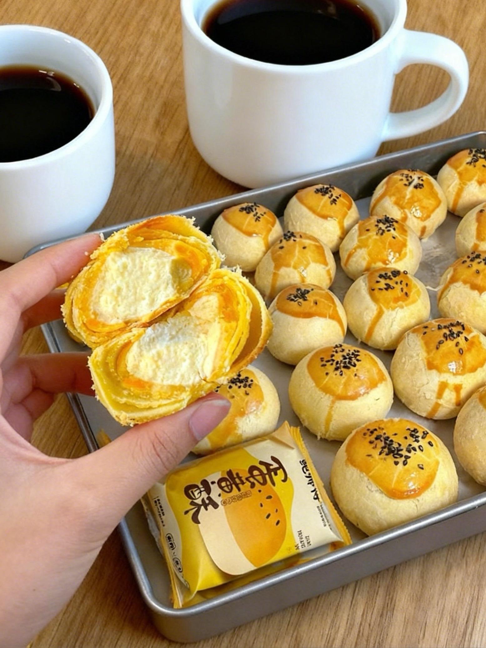 不夸张,吃了一口蛋黄酥直接囤了好几盒!哇塞🤩姐妹们!谁懂啊鲍师傅家的芝士蛋黄酥直接戳到心巴上了,外皮酥脆,芝士香超浓郁!咸甜口越吃越香!!简直是爱不释手呀!#鲍师傅#蛋黄酥#美食 #强烈推荐 #每日分享