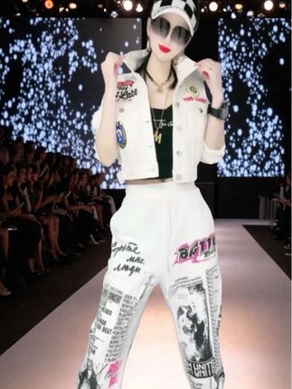 秋季时尚休闲洋气运动套装,个性女休闲裤女装两件套#穿出青春活力 #穿出自信穿出美丽 #穿出女神范 #气场全开 @DOU+小助手