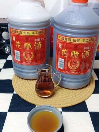 绍兴花雕酒 5斤大容量超划算!做菜时加它,去腥解腻还提鲜,红烧、清蒸都能给菜注入灵魂,轻松提高烹饪格调,日常做饭或宴客,这款绍兴花雕酒都是厨房刚需,用它的醇厚酒香,给美食添上独特韵味,趁着价格划算赶快囤起来吧! #花雕酒 #黄酒 #调味品 #太香了 #美食推荐官