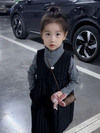韩系女孩👧🏻穿搭指南,家里有小公主的快看过来,这套童装简直太可爱了!韩版夹棉连衣裙,秋冬款洋气灰色堆堆领打底衫,上身效果很好,穿出去人见人夸😊#生女儿就是用来打扮的  #生女儿就要这样穿 #女童穿搭 #高品质童装 #韩国童装