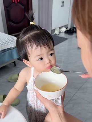 这三个孩子在家真热闹,热闹的想挨个打一顿😂叽叽喳喳的能把🏡掀起来。#宝宝爱吃 #日常投喂 这款玉米粒0添加,配料表很干净。孩子们放心吃,又甜又嫩,拍的越多越合适哟☺️