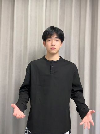 回复 @多喝椰子水的评论 小骨架男生的变帅成本只需要一件显壮显肩宽的亨利衫,穿上整个人气质都不一样了!#穿衣显瘦 #秋季穿搭 #长袖t恤 #氛围感搭配